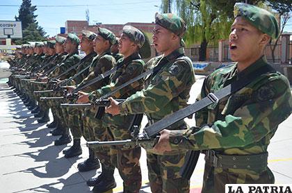 Soldados celebraron su día en medio de la entonación de himnos