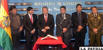 Los viceministros salientes y entrantes junto al ministro Carlos Romero /APG