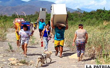Colombianos retornan a su país con sus pertenencias tras ser echados de Venezuela /image.eluniversal.com