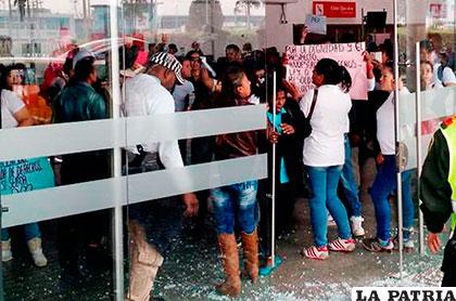 Personas en situación de desplazamiento protestan en el puente aéreo en Bogotá /elpais.com.co