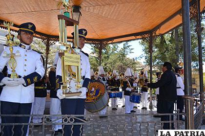 Banda del colegio Sainz ostenta el trofeo del primer lugar a nivel nacional