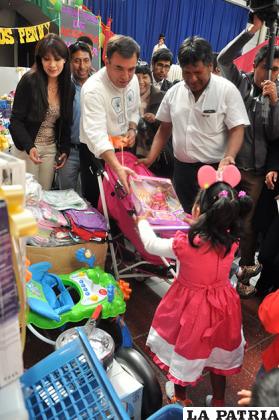 Ministro Quintana y Gobernador entrega artículos a niños de hogares