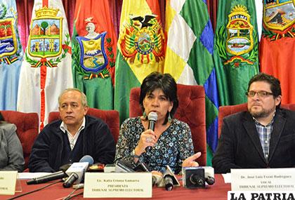 Presidenta del Tribunal Supremo Electoral, Katia Uriona Gamarra, junto a los vocales José Luis Exeni (der.) y Antonio Costas (izq.)