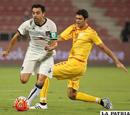 Xavi Hernández, quien recientemente firmó con el club Al-Sadd de Qatar, es abordado por Helio José Pinto de Al-Mesaimeer /laestrella.com