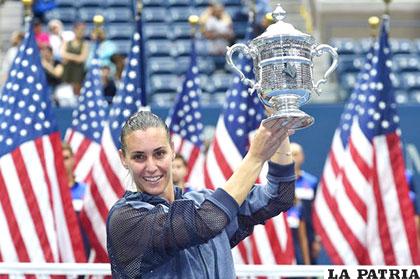 Flavia Pennetta con el trofeo de campeona en Estados Unidos /diaadia.com