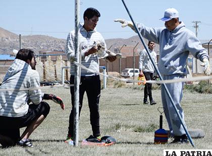 Eloy Padilla trabaja con los arqueros