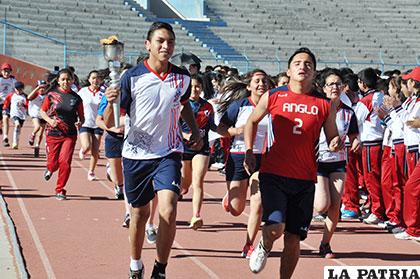 Los deportistas más destacados portaron la antorcha con la llama olímpica para luego encender el pebetero