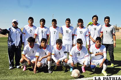 El plantel de jugadores del colegio Bolivia Vinto