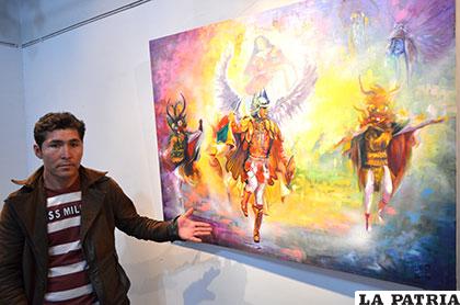 Elson Daniel Gutiérrez junto a una de sus obras