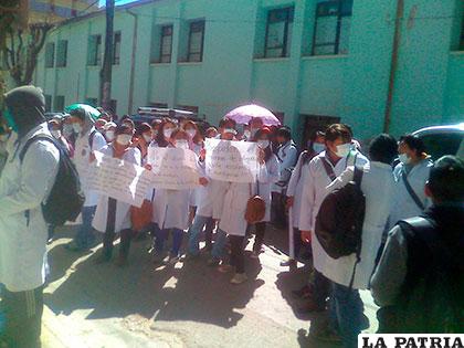 Estudiantes de Medicina reclamaron en las puertas del Sedes