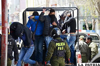 Los arrestados llegan a dependencias de la Felcc