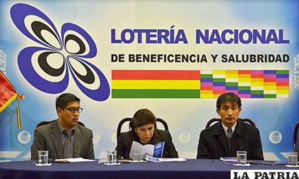 La presidenta de la Lotería Nacional Rossío Pimentel y sus colaboradores /APG