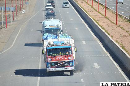 La caravana de los camiones en la doble vía Oruro-La Paz