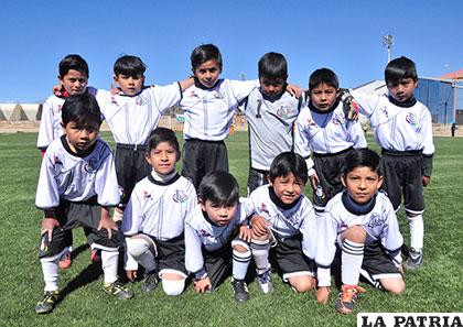 El equipo de Oruro Royal en la categoría Sub-7