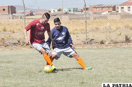 Méndez con el balón ante la marca de Juárez
