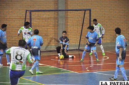 Claure, arquero de Cobbel, le dio seguridad a su equipo en el partido