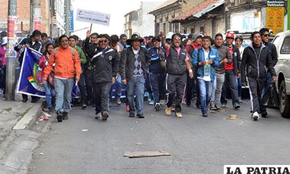 Estudiantes y docentes de la UPEA por tercer día marchan y bloquean calles de la ciudad de La Paz /APG
