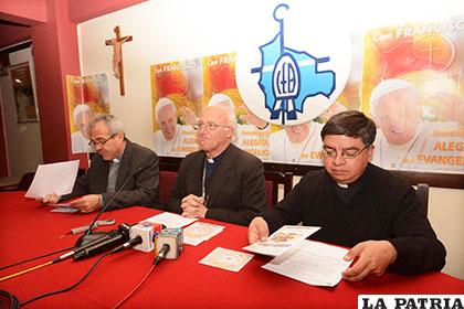 El secretario general de la Conferencia Episcopal Boliviana, Monseñor Eugenio Scarpellini (C) /APG