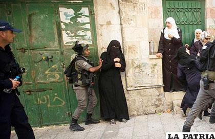 Una policía forcejea con mujeres palestinas a las que se les impide ingresar a la mezquita /laprensa.com.ni