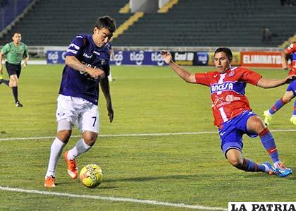 Marcelo Bergese intenta dominar la acción para rematar al arco /APG