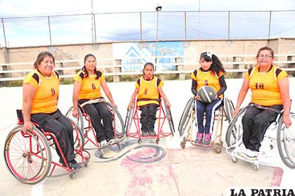 Deportistas que participan en los torneos de básquetbol sobre silla de ruedas