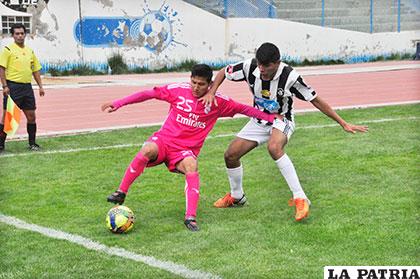 La acción del partido en el cual Oruro Royal venció a Kala (2-1)