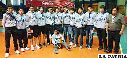 La selección de Oruro con el trofeo y sus medallas por ocupar el tercer lugar