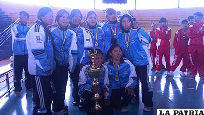 El equipo femenino de voleibol que representó a Oruro