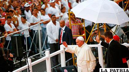 El Papa Francisco saluda a cubanos en su llegada a la iglesia de La Habana /unionradio.net