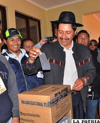 Esteban Urquizu, gobernador de Chuquisaca, participó de la fiesta democrática /APG