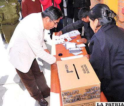El gobernador de La Paz, Félix Patzi, luego de emitir su voto /APG