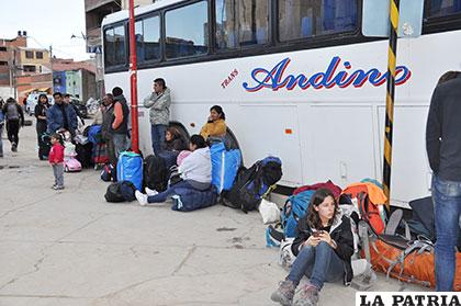 Viajeros aguardan que se levante la restricción para los viajes interdepartamentales