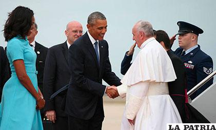 El presidente Barack Obama y la primera dama Michelle Obama recibieron al Papa Francisco /elsalvador.com