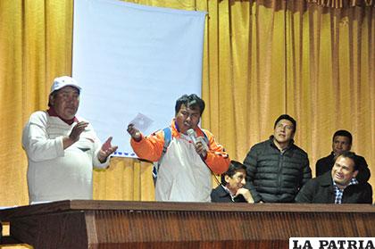 Nelson Corani interrumpió la reunión para verter una serie de 
acusaciones