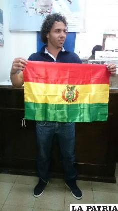 Marteli con la tricolor boliviana