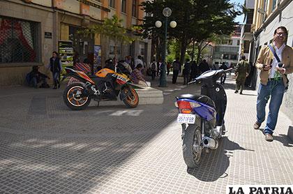 Pasaje Guachalla se convirtió en estacionamiento de motos