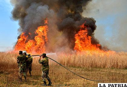 Un voraz incendio en los alrededores de la laguna Alalay /APG