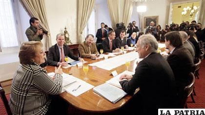 Políticos chilenos junto a Michelle Bachellet a la espera de la respuesta de La Haya /APG