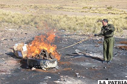 El director de la Felcn-Oruro, teniente coronel Lizandro Patiño, se encargó personalmente de la incineración