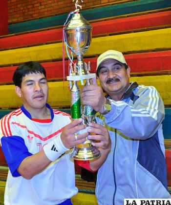 Municipal, actual campeón de futsal, Saavedra recibe el trofeo