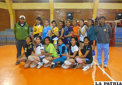 Integrantes de la preselección orureña de voleibol