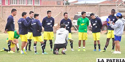 La charla técnica antes del inicio del entrenamiento para motivar a los 
