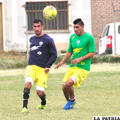 Ojeda y Calderón en el entrenamiento futbolístico del equipo orureño