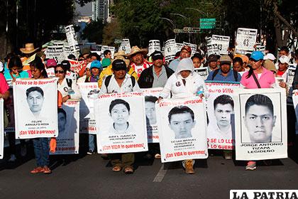 Familiares y amigos de estudiantes desaparecidos en marcha de protesta /colectivoepprosario.blogspot.com