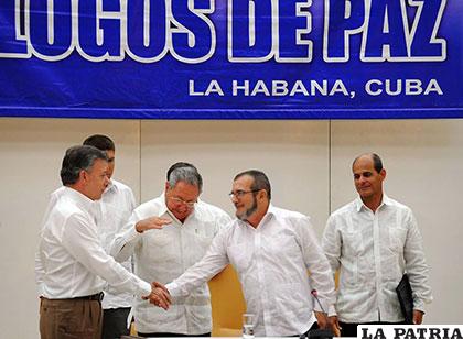 El apretón de manos entre el presidente de Colombia y el representante de las FARC /Cnnenespanol.com