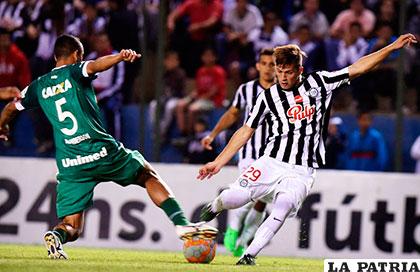 La acción de juego entre los equipos de Libertad y Chapecoense (1-1) /conmebol.com