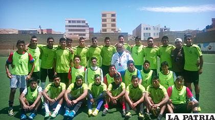 El plantel de futbolistas del Oruro Royal Club, junto a su entrenador Williams Martínez