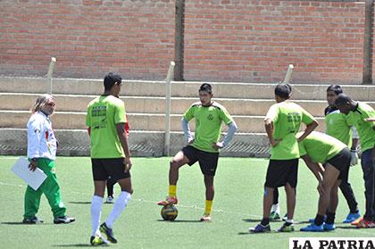 Durante la charla técnica antes de inicio de entrenamiento