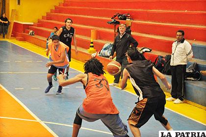 Durante el entrenamiento del equipo de Derecho