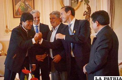 El Presidente Evo Morales y el ex mandatario Jorge Quiroga estrechan sus manos
